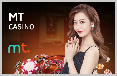 Bàn chơi Poker với chip và lá bài, người chơi đang tập trung